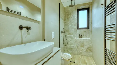   Main Villa Ensuite Bathroom