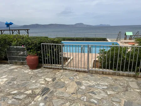  fenced pool